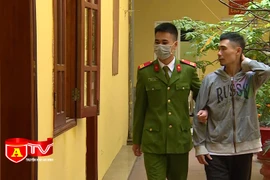 "Ngáo đá"nhầm tưởng bị truy sát, cầm dao chém người 