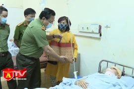 Giám đốc Công an Hà Nội thăm, động viên chiến sỹ bị thương trong khi làm nhiệm vụ