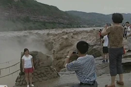 Lũ lớn tạo cảnh tượng thác nước hùng vĩ ở Trung Quốc 