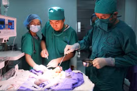 Cứu sống bé sơ sinh bị lồi ruột non, đại tràng ra ngoài thành bụng