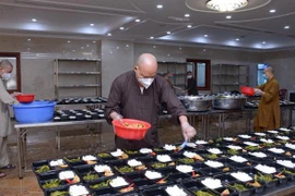 Tăng ni, Phật tử lan tỏa phong trào "Bữa cơm yêu thương" trong vùng tâm dịch