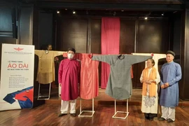 Trao tặng 12 bộ áo dài ngũ thân cho 7 bảo tàng, hỗ trợ quảng bá hình ảnh áo dài Việt Nam