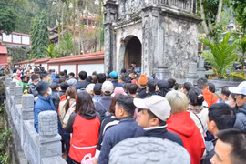 Hàng vạn người trẩy hội Chùa Hương trong ngày khai hội