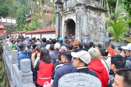 Hàng vạn người trẩy hội Chùa Hương trong ngày khai hội