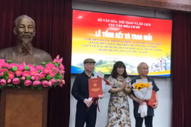 Trao giải thưởng sáng tác tranh cổ động về Điện Biên Phủ và Bộ đội Trường Sơn 