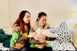 NSND Hồng Vân lên chức bà ngoại ở tuổi 55