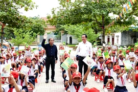 Hơn 2.100 cuốn sách truyện đến với học sinh Đức Thọ, Hà Tĩnh