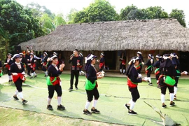 Trải nghiệm các hoạt động "Xuân về trên bản"