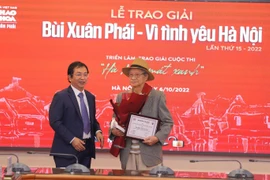 Đạo diễn Trần Văn Thủy bật khóc khi nhận giải thưởng "Bùi Xuân Phái - Vì tình yêu Hà Nội"