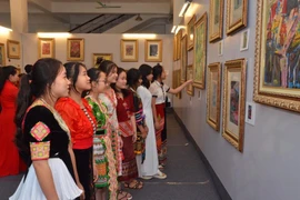 Trưng bày gần 120 bức tranh "Hồ Xuân Hương - Tài năng và bí ẩn"