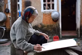 "Đi giữa hai thế kỷ", triển lãm cá nhân đầu tiên của nữ họa sĩ Mộng Bích ở tuổi 90