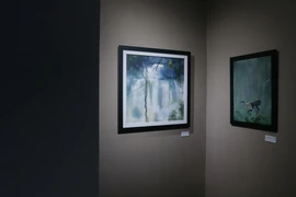 Xem tranh tại triển lãm "Đi vào hoang dã" với hình thức đặt trước