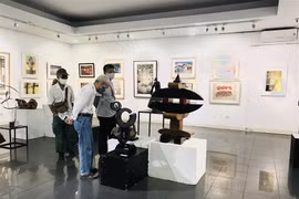 Vì Covid-19, triển lãm đồ họa, điêu khắc, mỹ thuật ứng dụng diễn ra trong lặng lẽ 