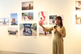 Đạo diễn Bông Mai ra mắt triển lãm ảnh "Dám sống một cuộc đời rực rỡ"