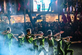 Đoàn nghệ thuật Công an Hà Nội biểu diễn tại phố đi bộ Hồ Gươm, hàng nghìn khán giả cổ vũ nhiệt tình