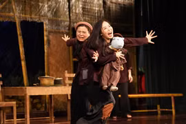 Câu chuyện cảm động về người mẹ điên lên sân khấu kịch