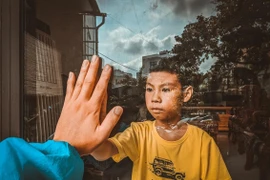 "Những khoảnh khắc từ trái tim" - Triển lãm ảnh Covid-19 "online" 