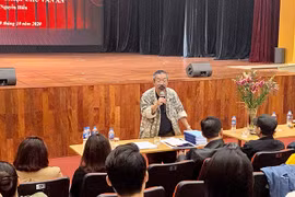 Đạo diễn Lê Hùng dựng vở "Tình-Tiền chìm nổi"
