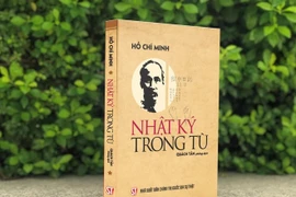 Xuất bản "Nhật ký trong tù" do nhà thơ Quách Tấn phỏng dịch