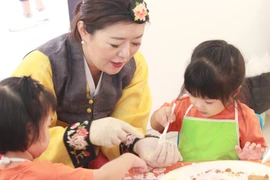 Các em nhỏ háo hức trải nghiệm làm bánh trung thu Việt-Hàn 