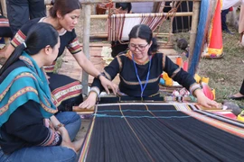  "Sắc màu thổ cẩm" tại Làng Văn hóa - Du lịch các dân tộc Việt Nam