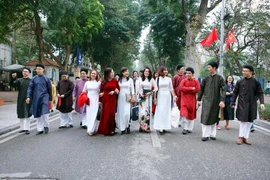 Các nghệ nhân tư vấn may mặc áo dài "chuẩn" truyền thống