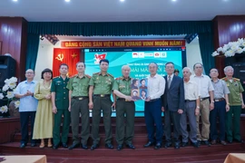 Trao tặng di ảnh của 4 nữ anh hùng liệt sĩ CAND