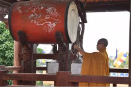 Các chùa trên cả nước cùng đánh ba hồi chuông sáng 1/7