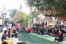 Hấp dẫn các hoạt động "Làng với tuổi thơ"