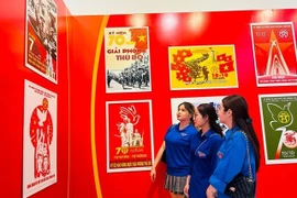 Bày tranh cổ động kỷ niệm 70 năm ngày giải phóng Thủ đô tại thị xã Sơn Tây