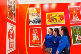 Bày tranh cổ động kỷ niệm 70 năm ngày giải phóng Thủ đô tại thị xã Sơn Tây