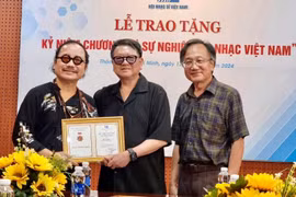 Nghệ sĩ saxophone Trần Mạnh Tuấn nhận Kỷ niệm chương “Vì sự nghiệp âm nhạc Việt Nam”