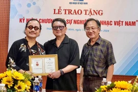 Nghệ sĩ saxophone Trần Mạnh Tuấn nhận Kỷ niệm chương “Vì sự nghiệp âm nhạc Việt Nam”