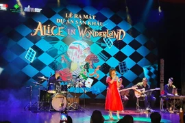 21 tuổi, nữ sinh Việt Nam làm đạo diễn vở nhạc kịch đẳng cấp quốc tế "Alice in wonderland"