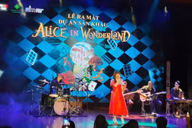 21 tuổi, nữ sinh Việt Nam làm đạo diễn vở nhạc kịch đẳng cấp quốc tế "Alice in wonderland"