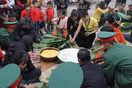 “Gói bánh chưng xanh cùng người nghèo ăn Tết”
