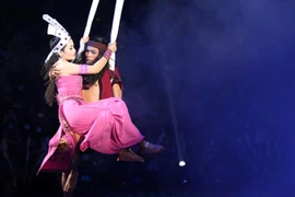 Cải lương se duyên cùng xiếc, tưởng "vênh" lại hoá ra ăn khách