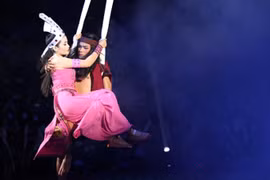 Cải lương se duyên cùng xiếc, tưởng "vênh" lại hoá ra ăn khách