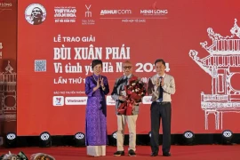 GS Hoàng Đạo Kính nhận giải thưởng "Bùi Xuân Phái - Vì tình yêu Hà Nội" năm 2024