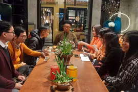 Thưởng trà, ngắm hoa thuỷ tiên ngày Tết 