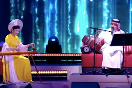 Phút ngẫu hứng "duyên dáng" giữa ngôi sao nổi tiếng người Ả rập và đàn bầu Việt Nam