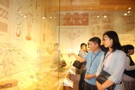 Trưng bày đồ trang sức, hiện vật tái hiện đời sống người Việt cổ tại khu di tích Vườn Chuối