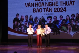 NSND Lệ Thủy nhận giải "Thành tựu trọn đời"