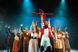 Chuẩn bị xong đến 80%, tour diễn "Những người khốn khổ" vẫn bị hoãn