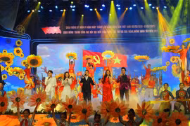 "Đảng cho ta mùa xuân": Không gian nghệ thuật đặc sắc tái hiện chặng đường vẻ vang của Đảng Cộng sản Việt Nam