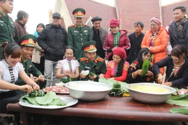 “Gói bánh chưng xanh cùng người nghèo ăn Tết”