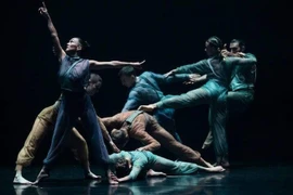 150 nghệ sĩ chung tay xây dựng tổ khúc múa "Ánh sáng tâm hồn": Giãn cách nhưng không xa cách