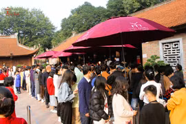 Người dân Hà Nội đổ về Văn Miếu xin chữ đầu năm