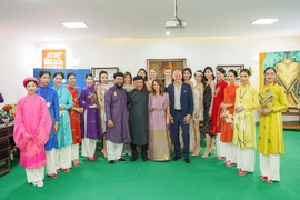 Lần đầu tiên sản xuất hàng loạt áo dài Việt Nam tại Ý