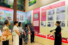 Hội Nhà báo TP Hà Nội thực hiện hành trình "Về nguồn"